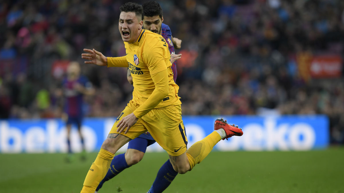 Giménez controla un balón ante Suárez. (AFP)