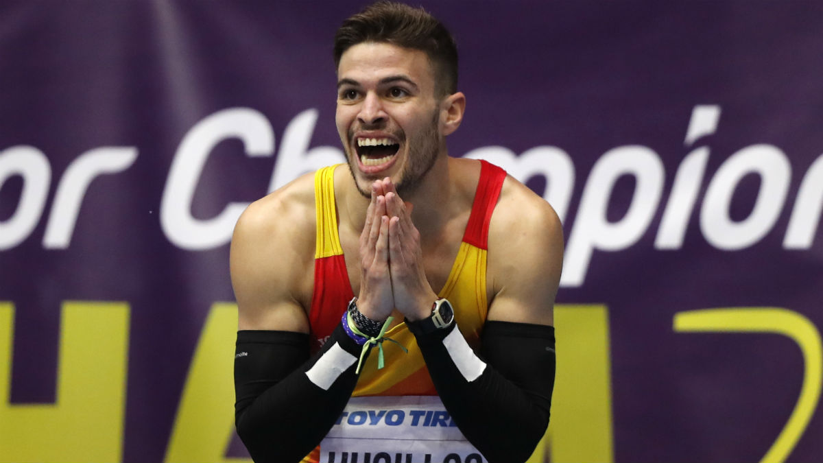 Óscar Husillos celebra su histórica medalla de oro. (AFP)