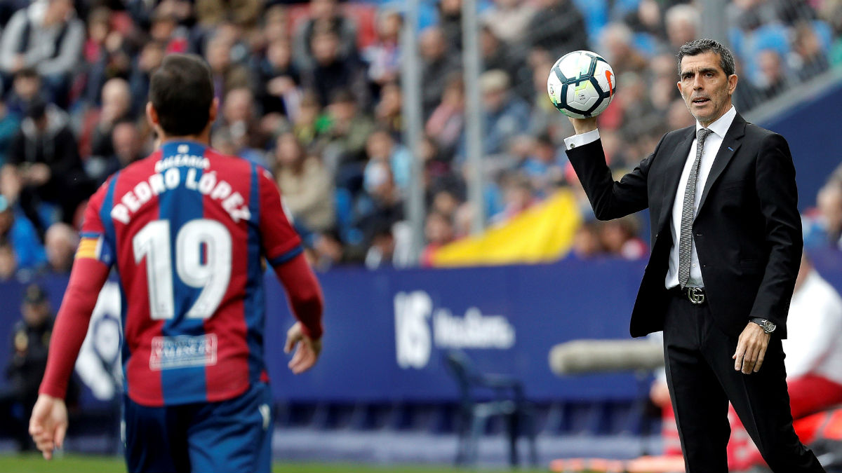 Muñiz, durante su último partido como entrenador del Levante ante el Espanyol. (EFE)