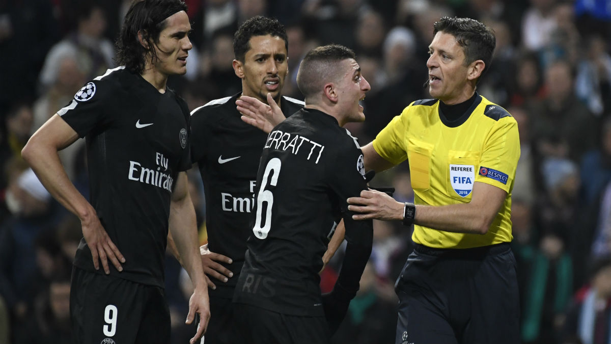 Los jugadores del PSG protestan al árbitro en el Santiago Bernabéu. (AFP)