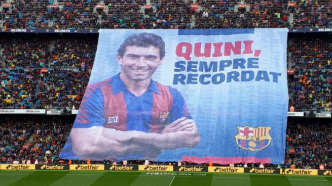 El Camp Nou se despide de Quini con un minuto de silencio y una gran pancarta