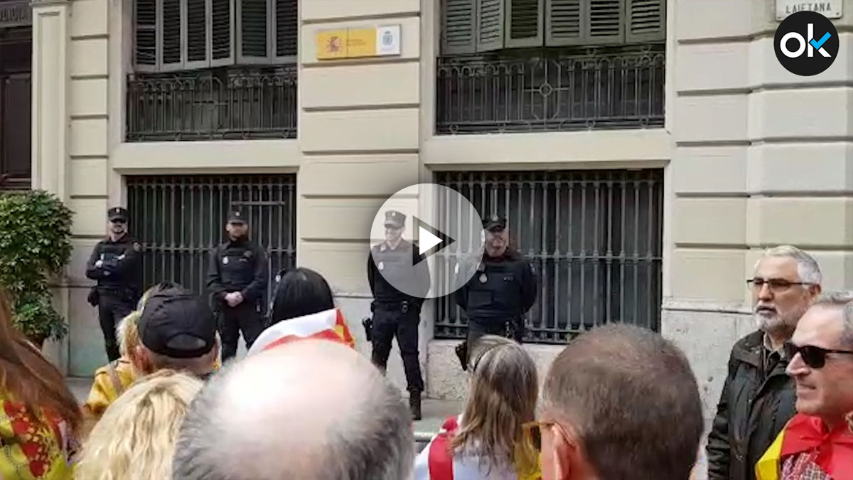 Miles de tabarneses cantan «vivas» a la Policía Nacional en la vía Layetana de Barcelona. (Vídeo: Manolo Riera)