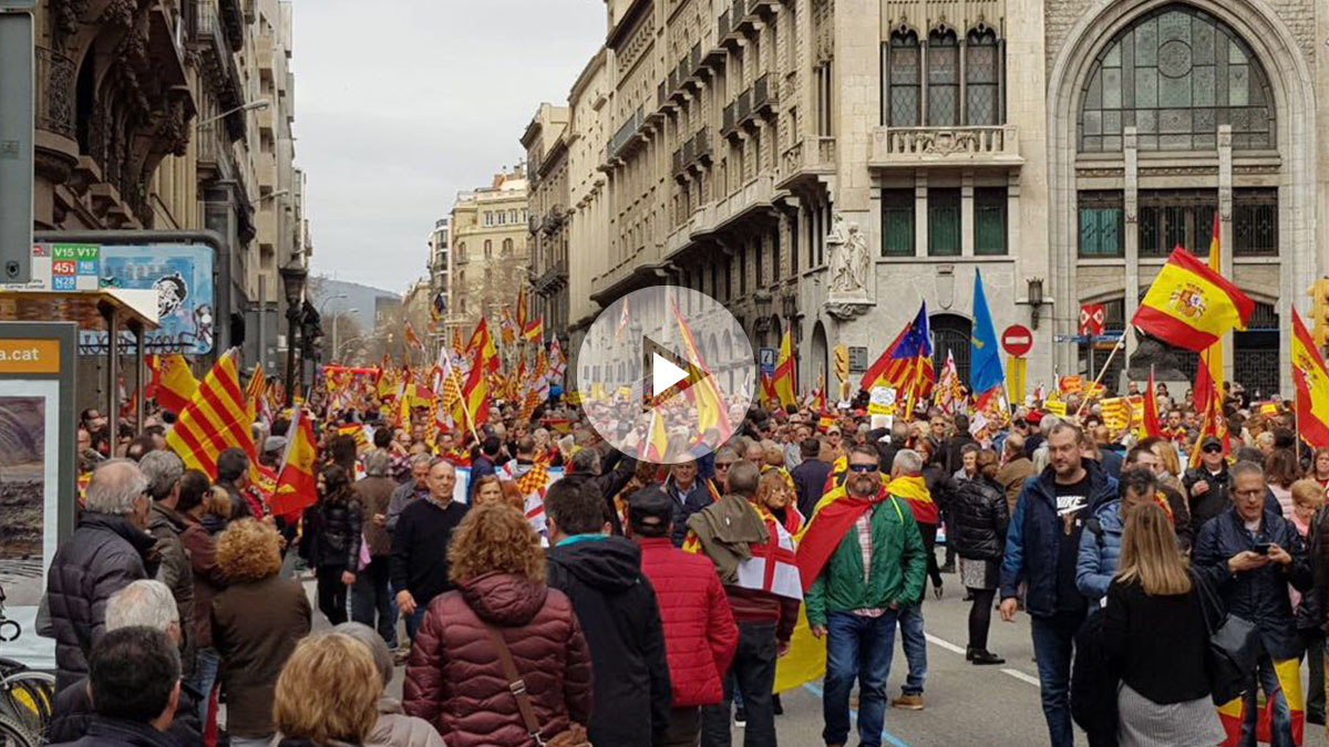Jaume Vives da un discurso en la plaza Sant Jaume ante 15.000 personas manifestándose por Tabarnia. (Foto y vídeo: Manolo Riera)