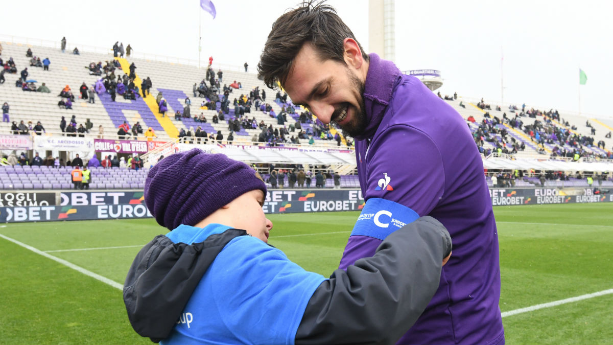 Un niño le colocó el brazalete de capitán a Davide Astori el pasado mes de febrero. (AFP)