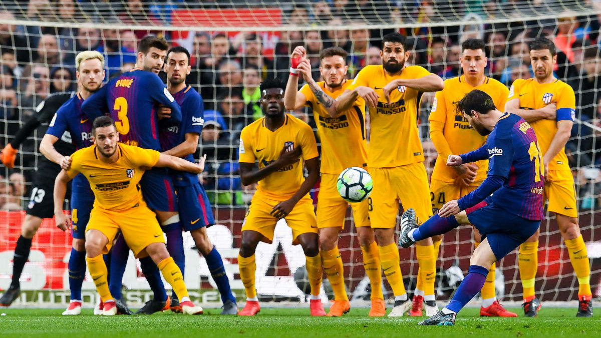 Momento en el que Messi anota su gol de falta durante el Barcelona – Atlético. (Getty)