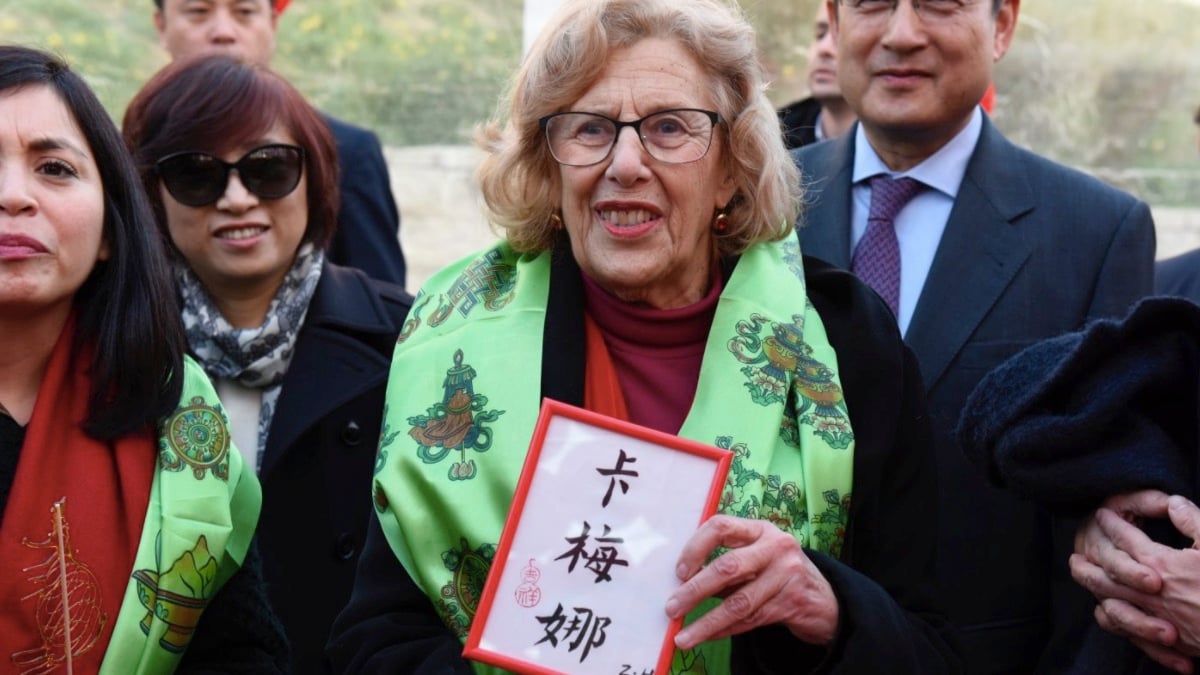 La alcaldesa Manuela Carmena en el Año Nuevo Chino. (Foto: Madrid)