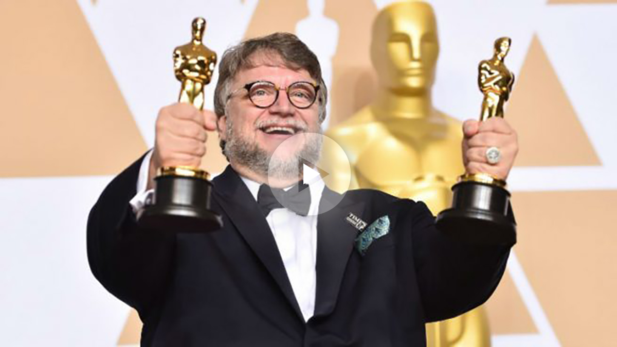 el mexicano Guilermo del Toro muestra orgulloso sus dos Oscar a mejor película y mejor dirección por ‘La forma del agua’. Foto: AFP