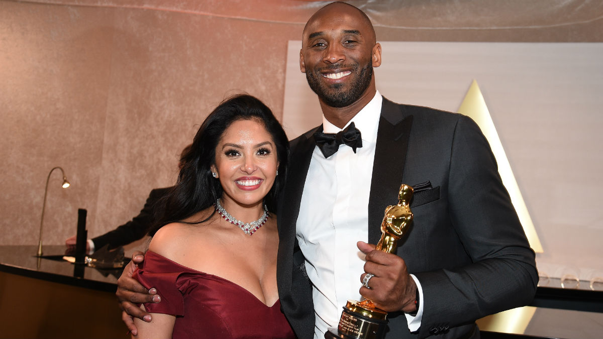 Kobe Bryant y su mujer, con el Oscar al Mejor Corto de Animación. (Getty)