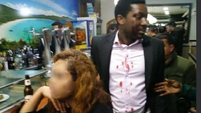 Detenida una mujer por lanzarle una botella al actor Marius Makon gritando «no quiero negros en el local»