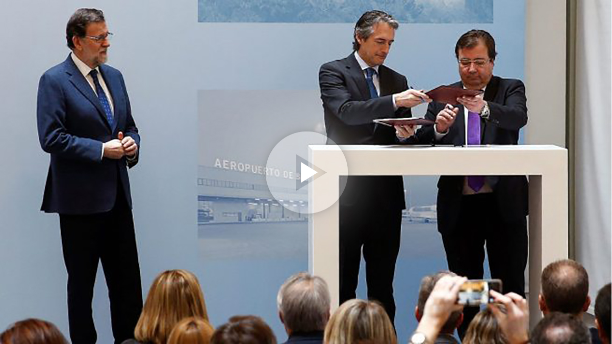 El presidente del Gobierno, Mariano Rajoy, el ministro de Fomento, Íñigo de la Serna y el presidente de Extremadura, Guillermo Fernández Vara. (EFE)