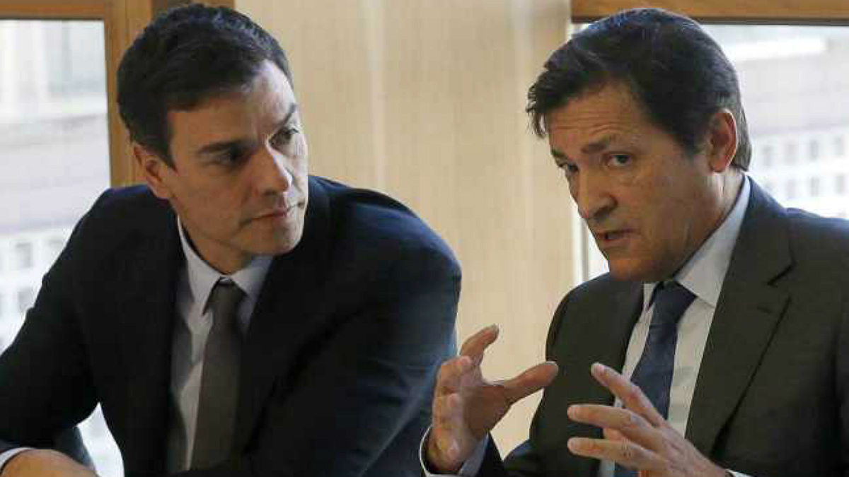 Pedro Sánchez, con el presidente de Asturias, Javier Fernández.