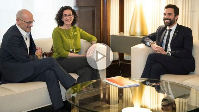 Raül Romeva y Marta Rovira, de ERC, con Roger Torrent, presidente del Parlament. (EFE) ?>