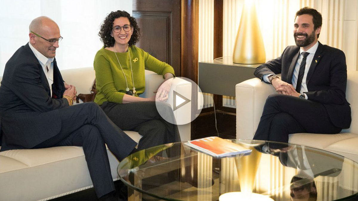 Raül Romeva y Marta Rovira, de ERC, con Roger Torrent, presidente del Parlament. (EFE)