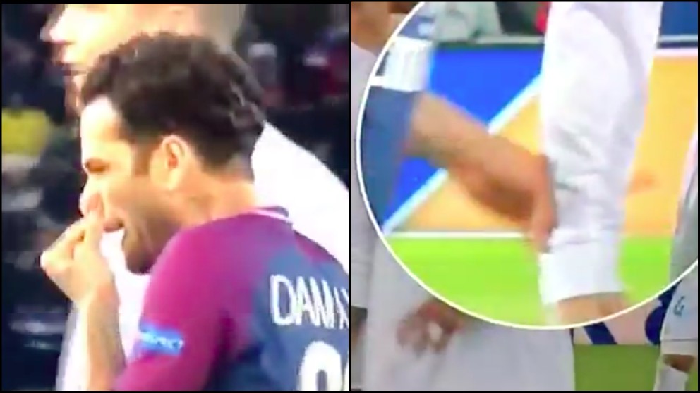 Dani Alves pega un moco a Cristiano en la camiseta.