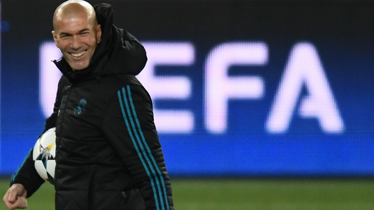 Zidane durante el entrenamiento del Real Madrid en París. (AFP)