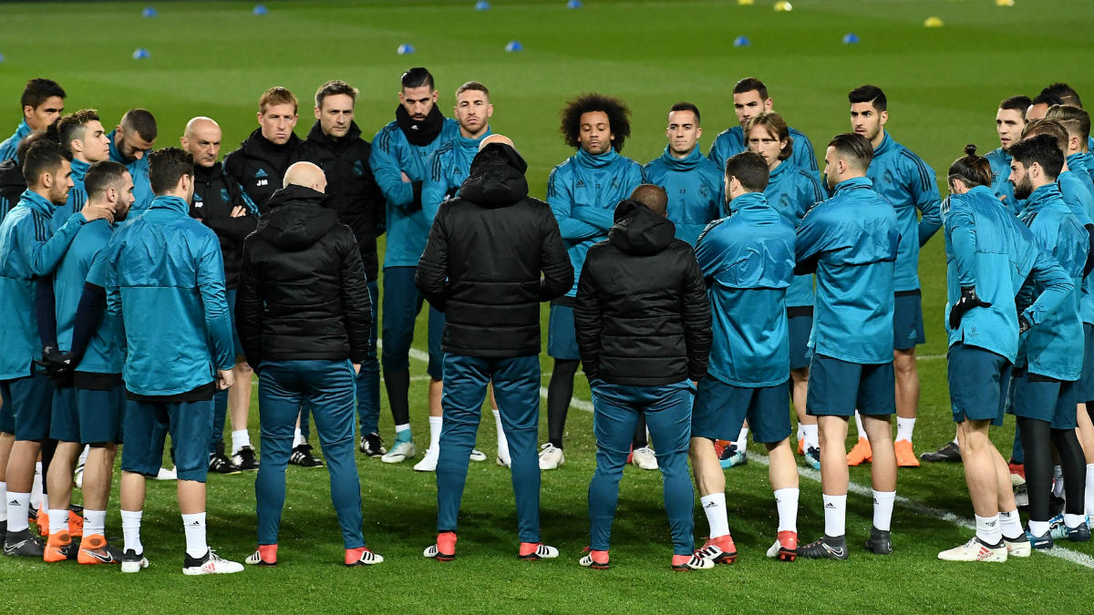 Zidane da instrucciones a sus jugadores en el césped del Parque de los Príncipes. (AFP)