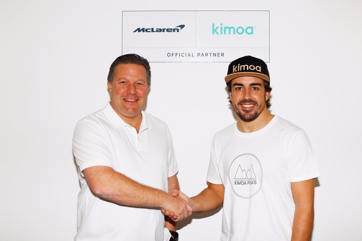 Alonso y Zak Brown tras sellar el acuerdo de patrocinio de Kimoa con McLaren.