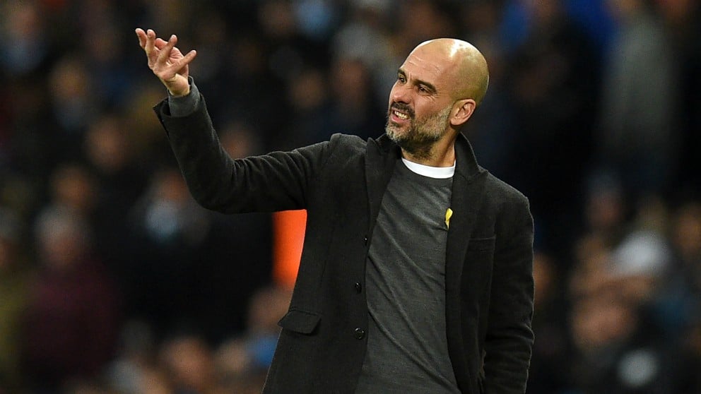 Guardiola, con el lazo amarillo en el partido frente al Basilea. (AFP)