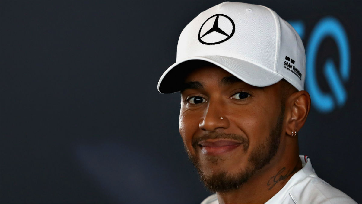 Lewis Hamilton considera que las diferentes necesidades de la Fórmula 1 y MotoGP en cuanto al estado del asfalto de los circuitos provocan un cierto odio entre los pilotos de ambos certámenes. (Getty)
