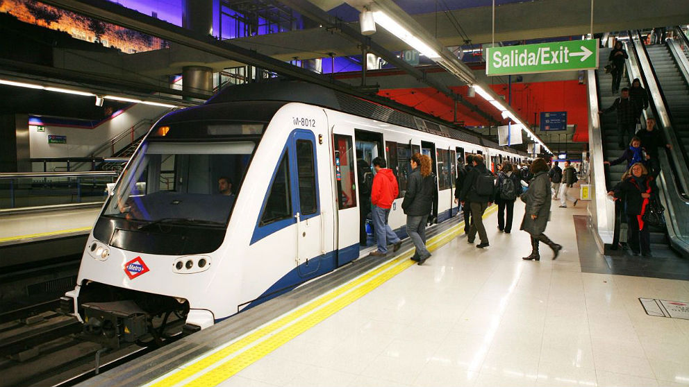 Varios pasajeros entran a un vagón del Metro de Madrid.