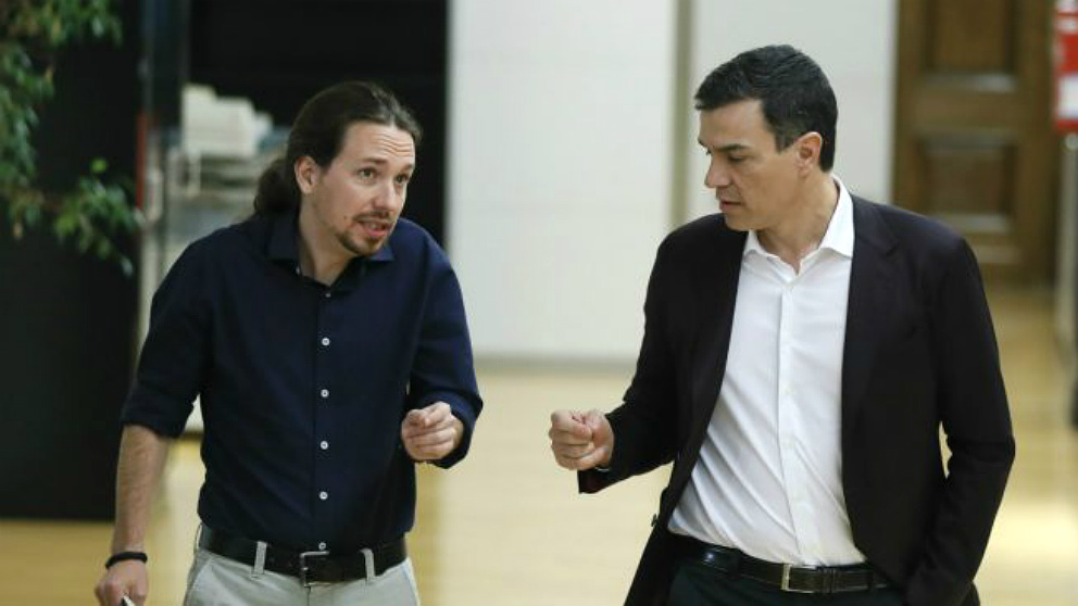 Pablo Iglesias y Pedro Sánchez, en los pasillos del Congreso. (Foto: EFE)