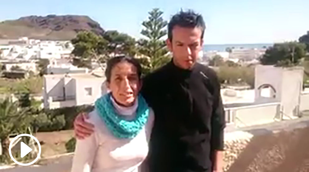 Los padres de Gabriel Cruz graban un vídeo en busca de su hijo desaparecido en Níjar.