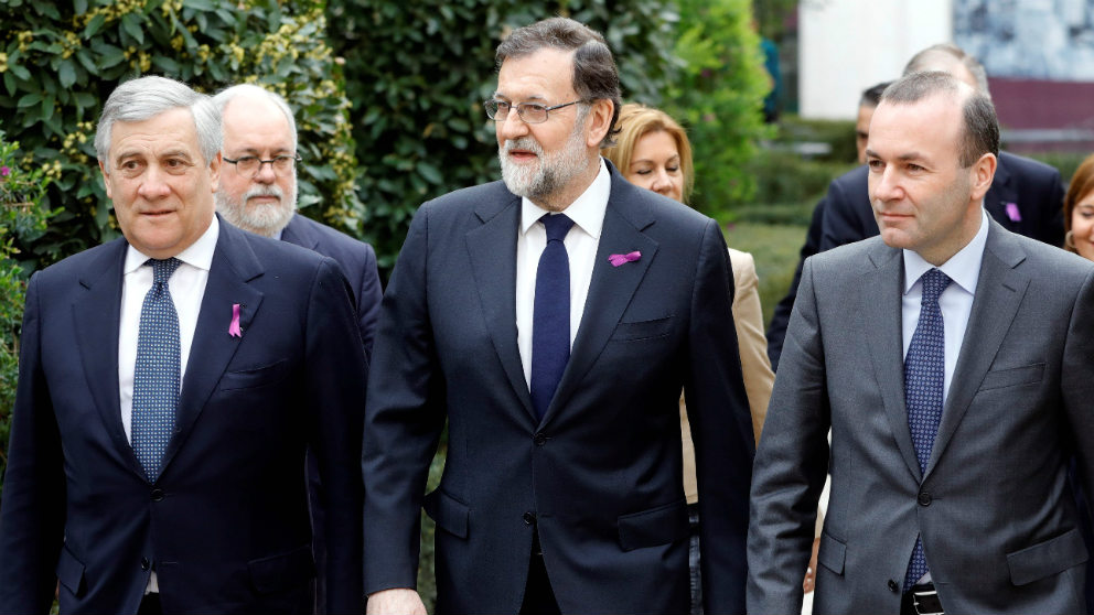Antonio Tajani, presidente de la Eurocámara, Mariano Rajoy, presidente del Gobierno, Y Manfred Weber, líder del grupo del PPE. (EFE)