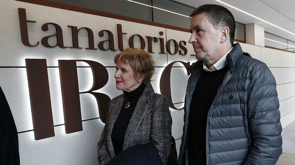 Arnaldo Otegi y la parlamentaria de EH Bildu en Navarra Miren Aranoa, en el tanatorio del etarra Xabi Rey, en Pamplona. (EFE)