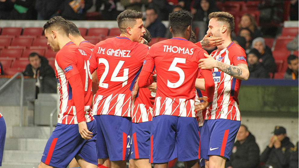 Los jugadores del Atlético celebran el gol de Saúl. (Foto: Enrique Falcón)