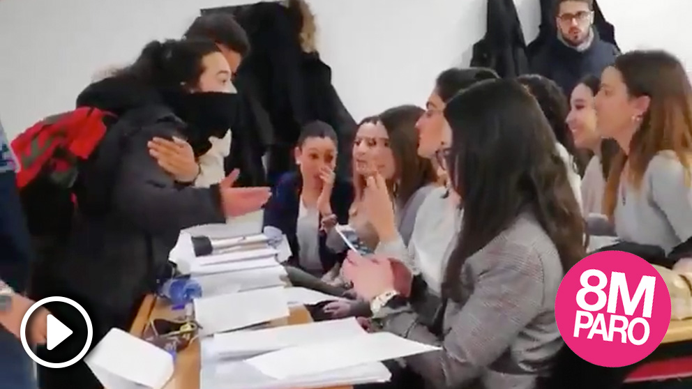 Estudiantes asaltan una clase en la Complutense.