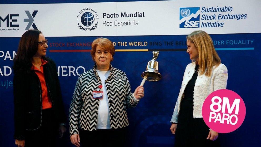 La vicepresidenta de BME, Margarita Prat (c), acompañada por la directora general de la Red Española del Pacto Mundial de Naciones Unidas, Isabel Garro (d), y la directora financiera del BME, Marta Bartolomé (i), procede al Toque de Campana por la igualdad de género organizado por el BME y el Pacto Mundial de Naciones Unidas este jueves en el parqué madrileño. (Foto: EFE/Javier Lizón)