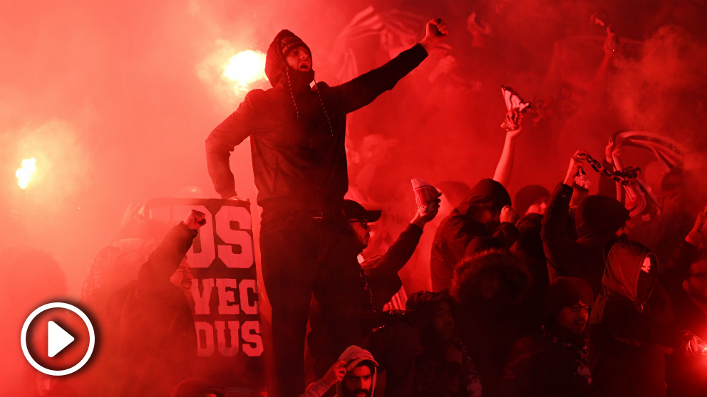 Los ultras del PSG, con bengalas en el partido ante el Madrid. (vídeo: OKDIARIO)