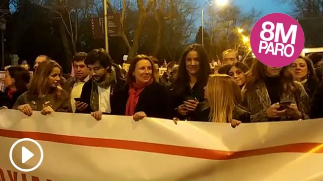 Feministas insultan a Villacís al grito de «¡esquirola!»  en la manifestación del Día de la Mujer en Madrid ?>