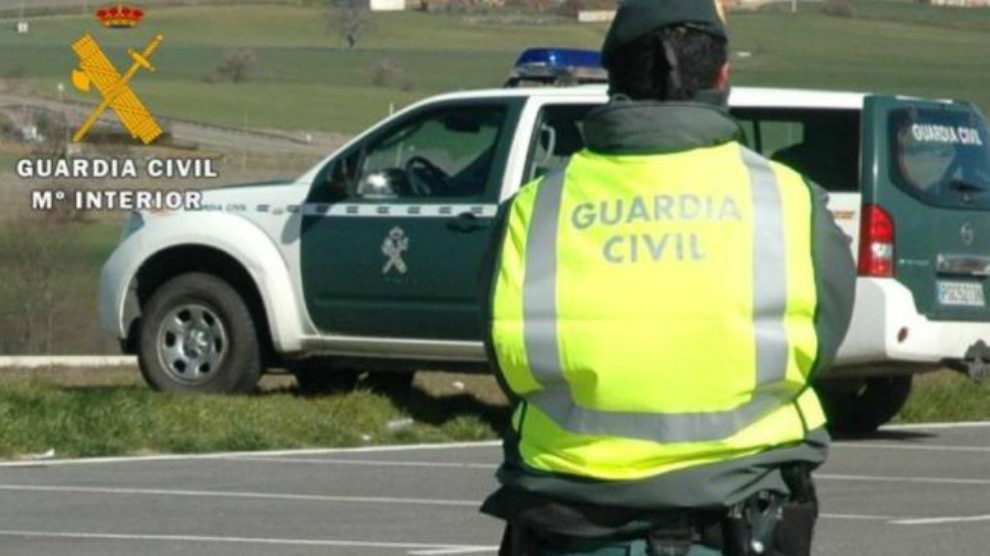Un agente de la Guardia Civil de servicio.