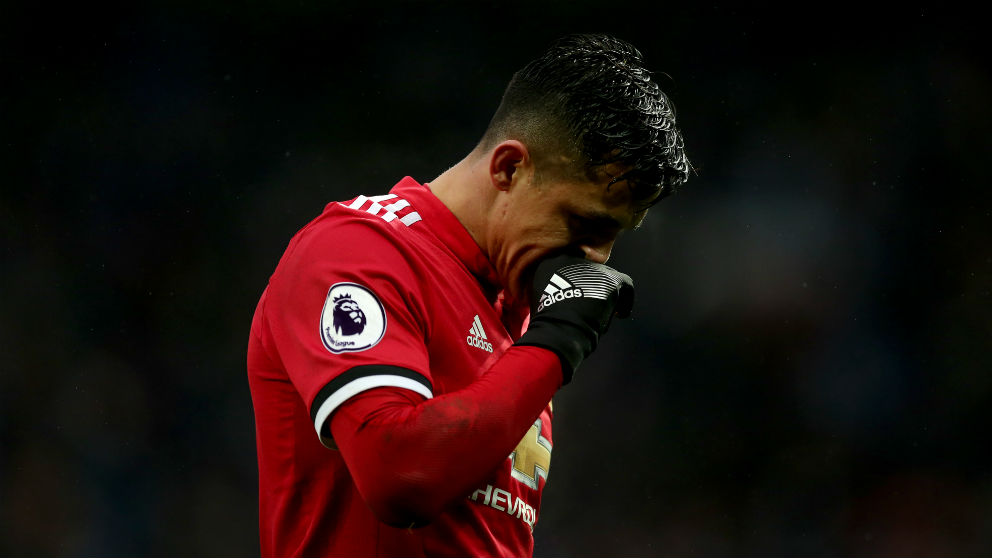 Alexis Sánchez se lamenta durante un partido con el Manchester United. (Getty)
