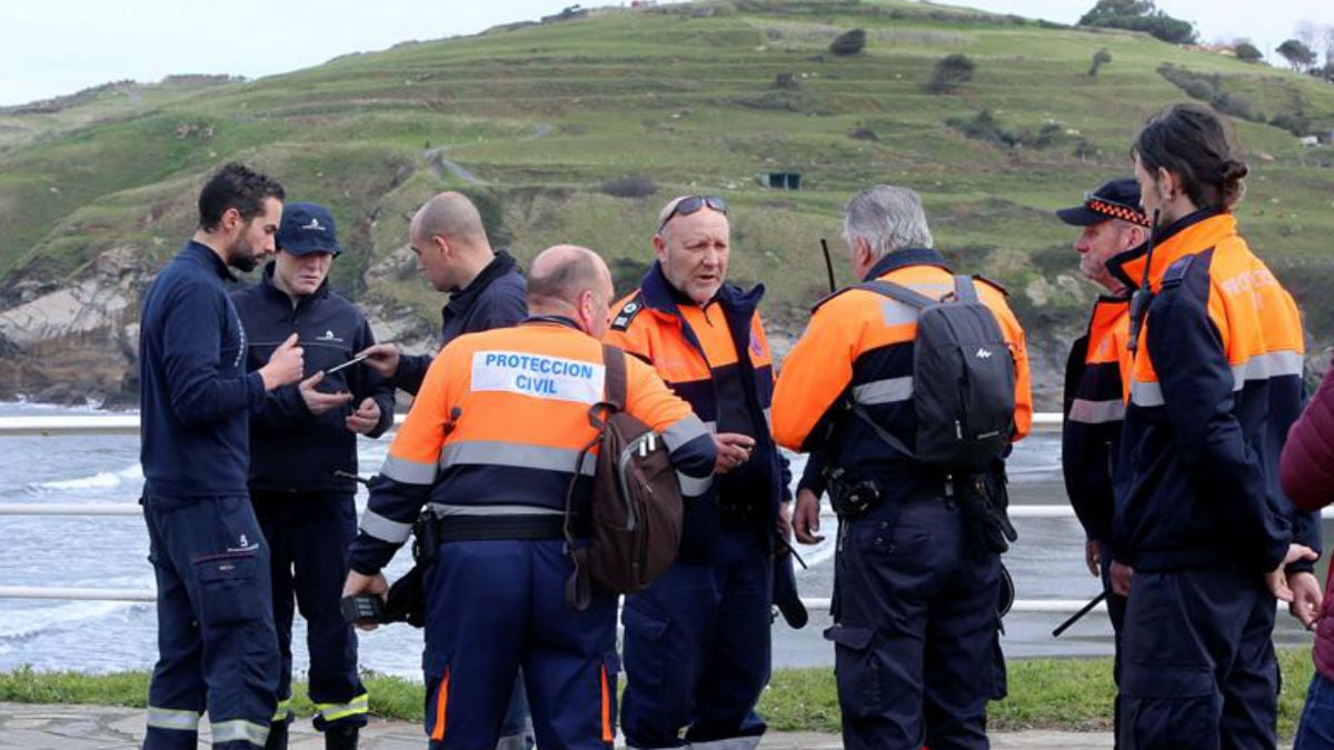 Bomberos del Servicio de Emergencias del Principado de Asturias, que han asumido la dirección operativa de las labores de búsqueda y rastreo de Concepción Barbeira. Foto: EFE