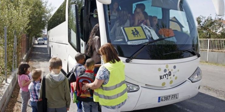 Niños subiendo al autobús escolar.