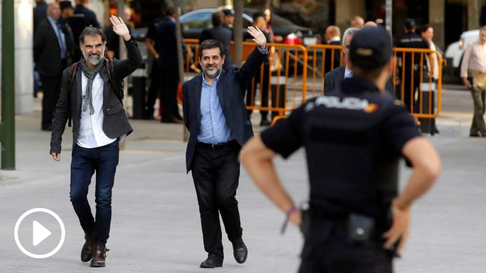 Jordi Cuixart y Jordi Sánchez, presidentes de Òmnium y la ANC, a su llegada a la Audiencia Nacional. (Foto: EFE)