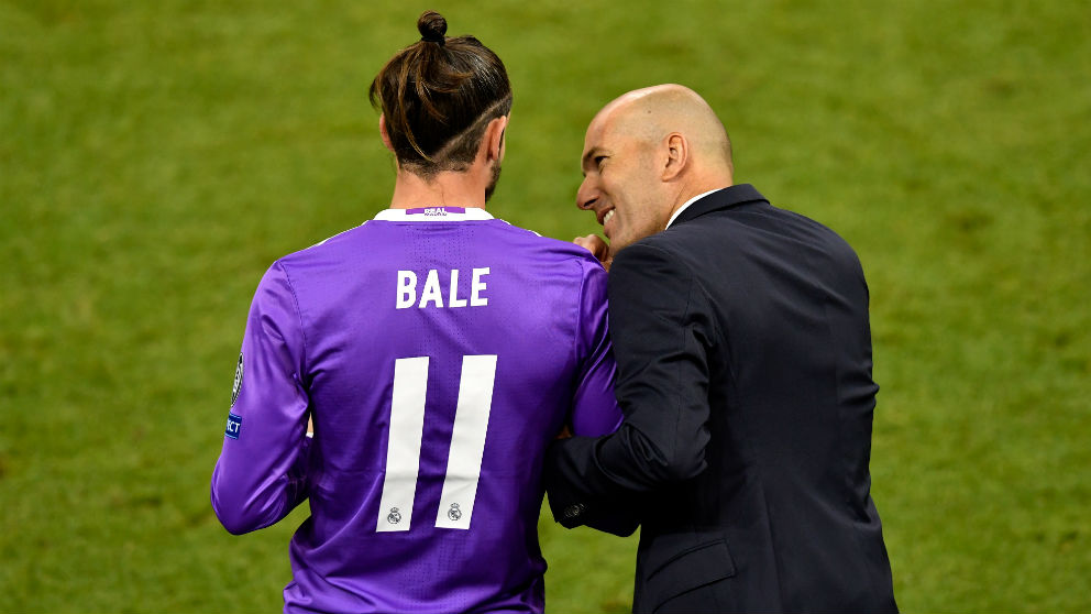 Zidane charla con Bale durante la final de Cardiff. (Getty)