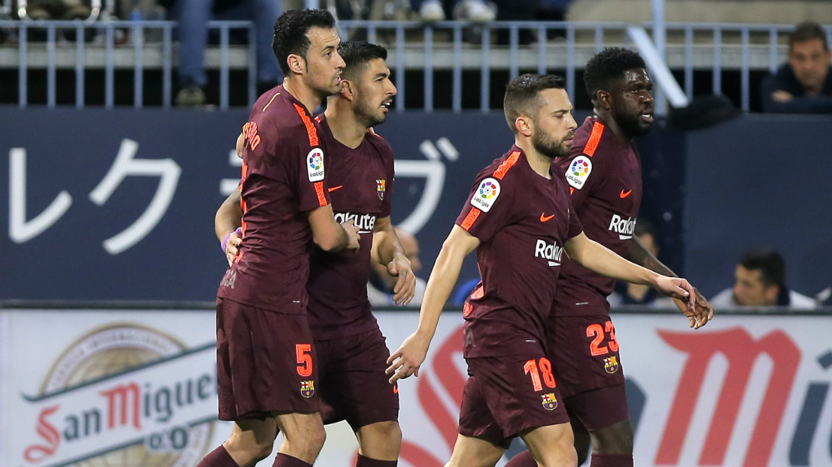 Los jugadores del Barcelona celebran el gol de Luis Suárez en La Rosaleda. (AFP)