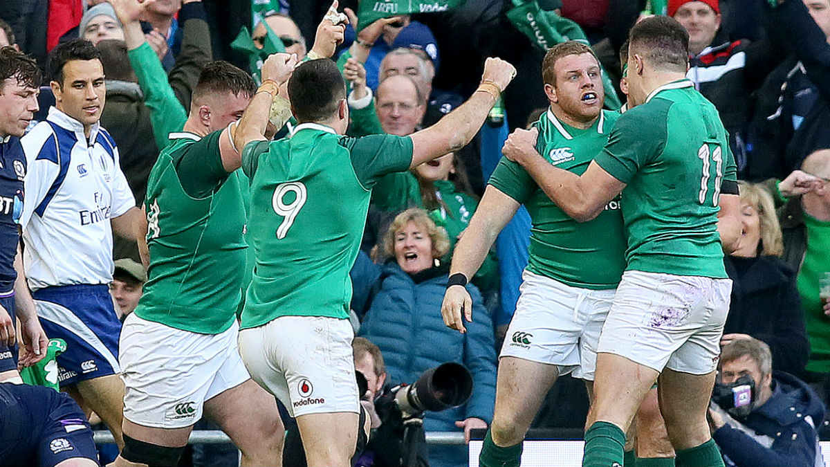 Los jugadores de Irlanda celebran el triunfo. (AFP)