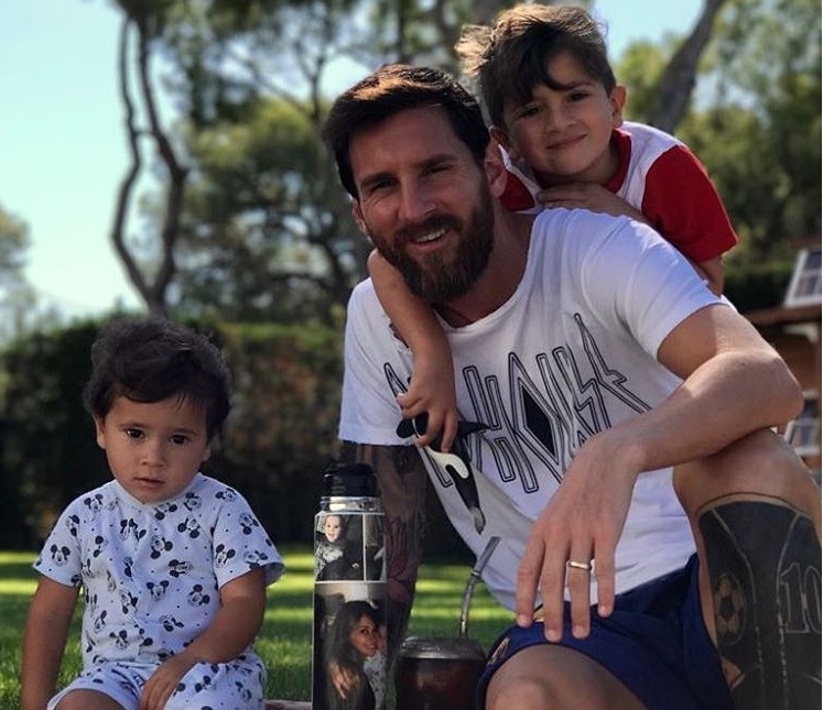 Leo Messi junto a sus dos hijos mayores