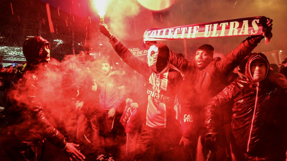 Ultras del PSG antes del partido contra el Real Madrid. (AFP)