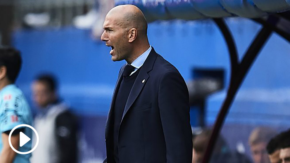 Zinedine Zidane, nervioso en Ipurúa. (Getty Images)