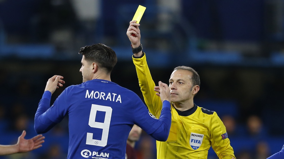 Imagen de archivo en la que Álvaro Morata recibe una tarjeta amarilla. (AFP)