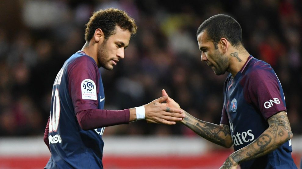 Alves y Neymar chocan en un partido. (AFP)
