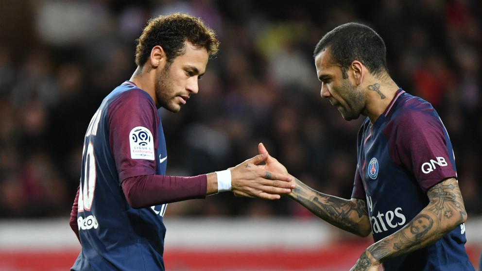 Alves y Neymar chocan en un partido. (AFP)