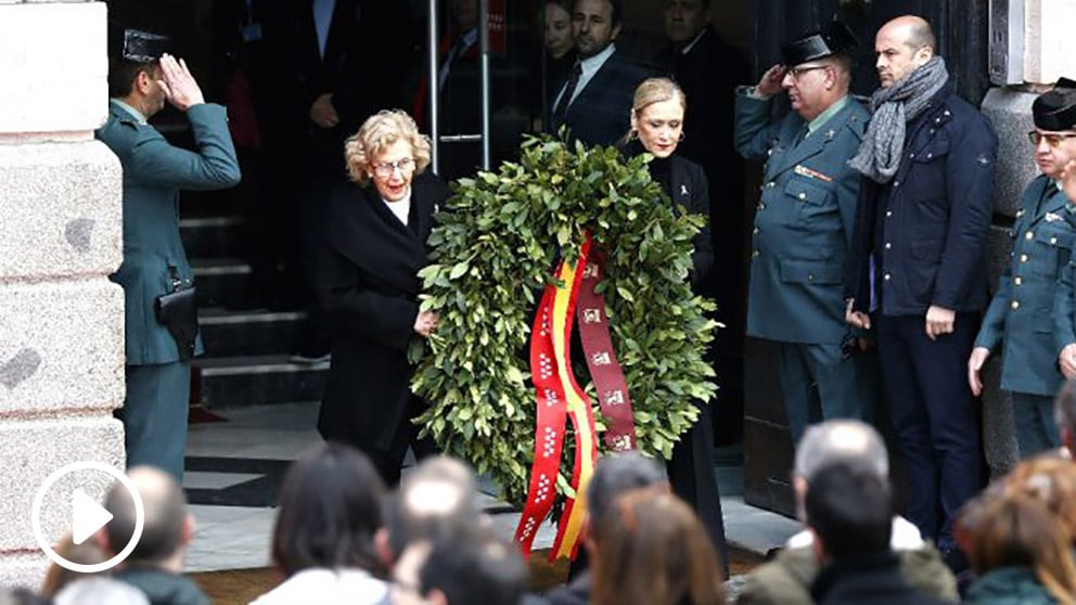 Cifuentes y Carmena colocan una corona en recuerdo a las víctimas (Foto: Efe).