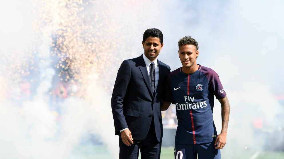 Neymar y Al Khelaifi, en la presentación del jugador. (AFP)