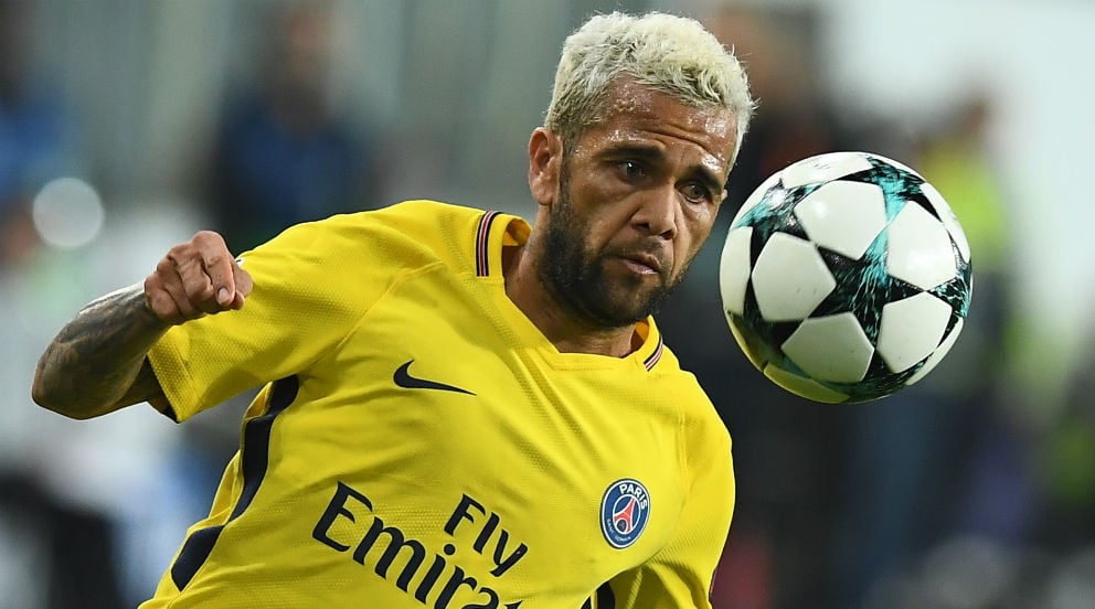 Dani Alves, durante un encuentro con el PSG en la Champions League. (AFP)